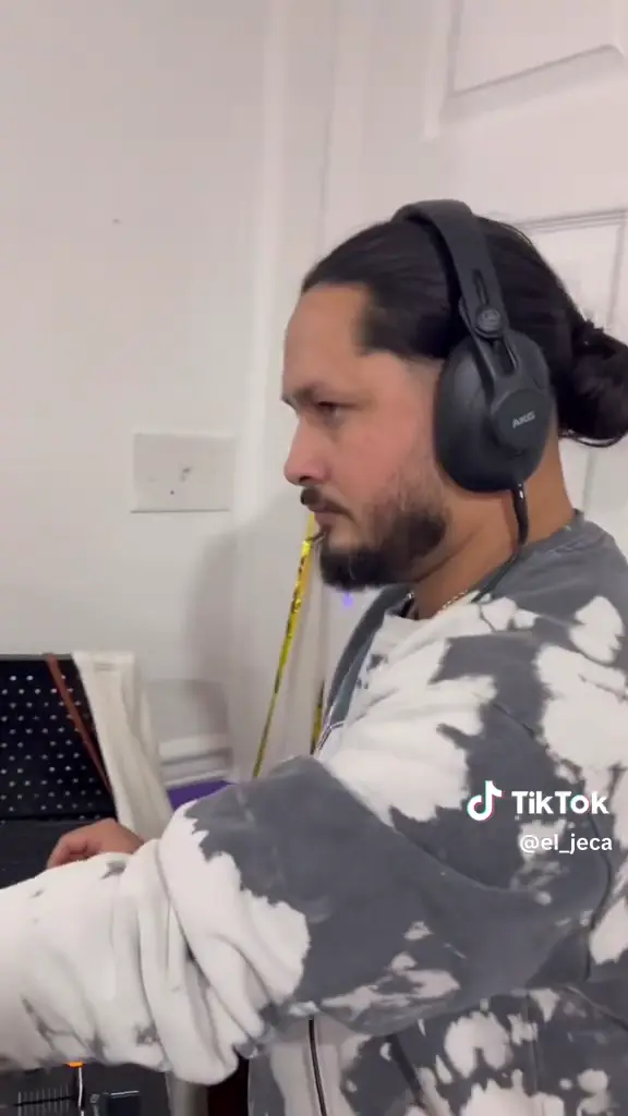 DJ de Jeca Audio mezclando en vivo