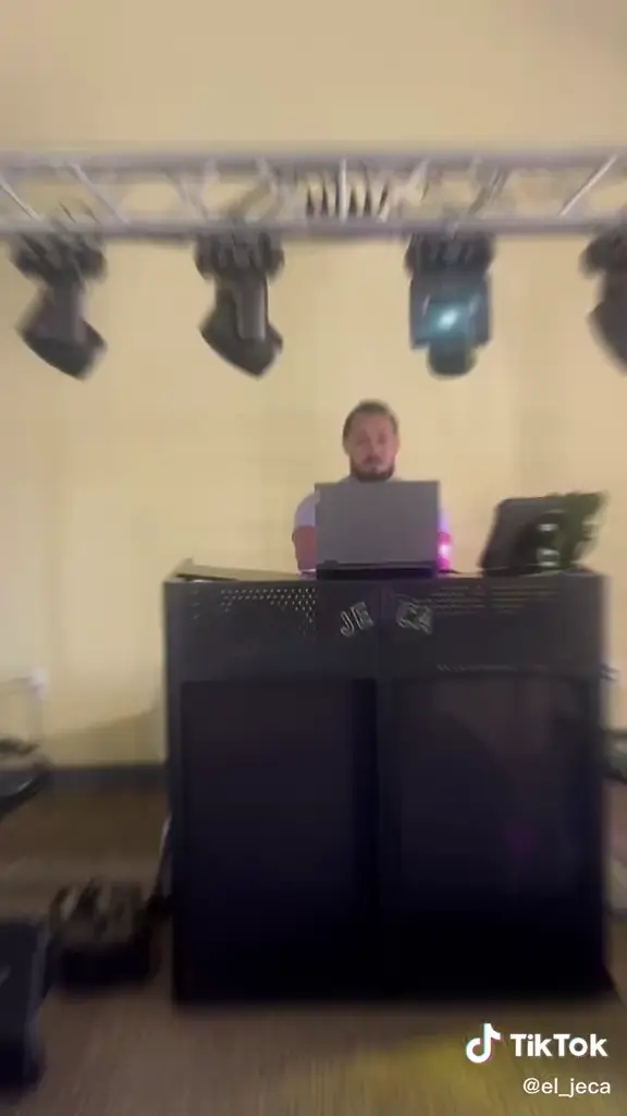 DJ de Jeca Audio con estructura truss y cabezas móviles en un evento
