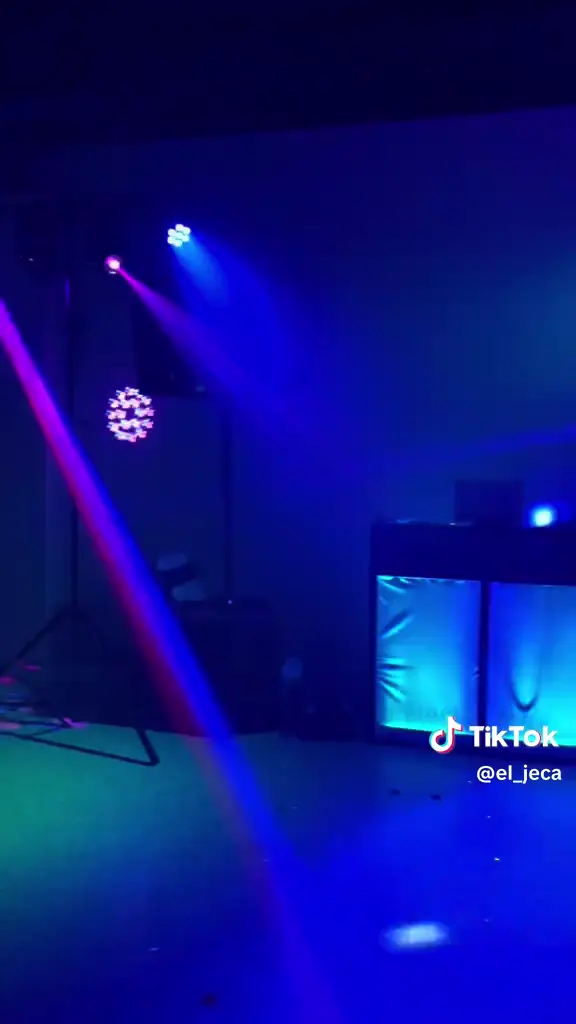 Luces azules y booth de DJ de Jeca Audio en un salón de Louisville