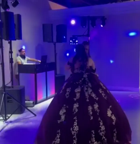 Quinceañera bailando en la pista con luces de Jeca Audio en Louisville